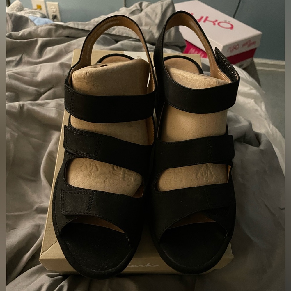 Barely worn black Clarks comfortable sandals